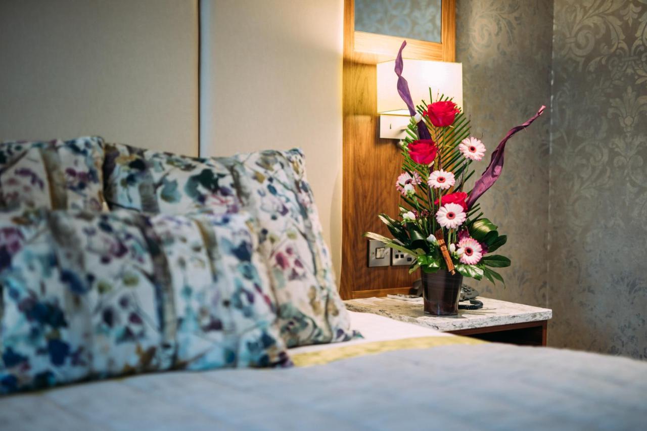 The Valley Hotel & Carriage Gardens Fivemiletown Esterno foto