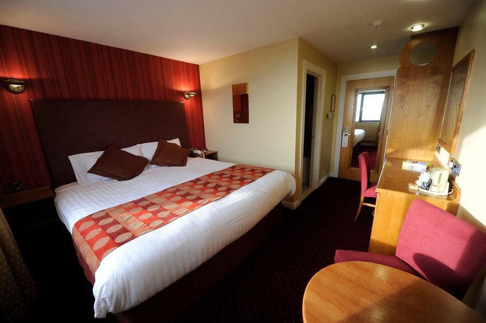 The Valley Hotel & Carriage Gardens Fivemiletown Esterno foto